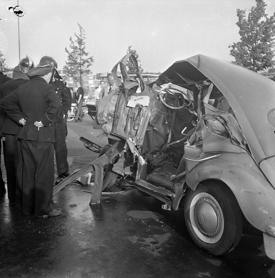 Volkswagen onder bus van de NZH op de Jan van Galenstraa te Amsterdam, Bestanddeelnr 915-2366
