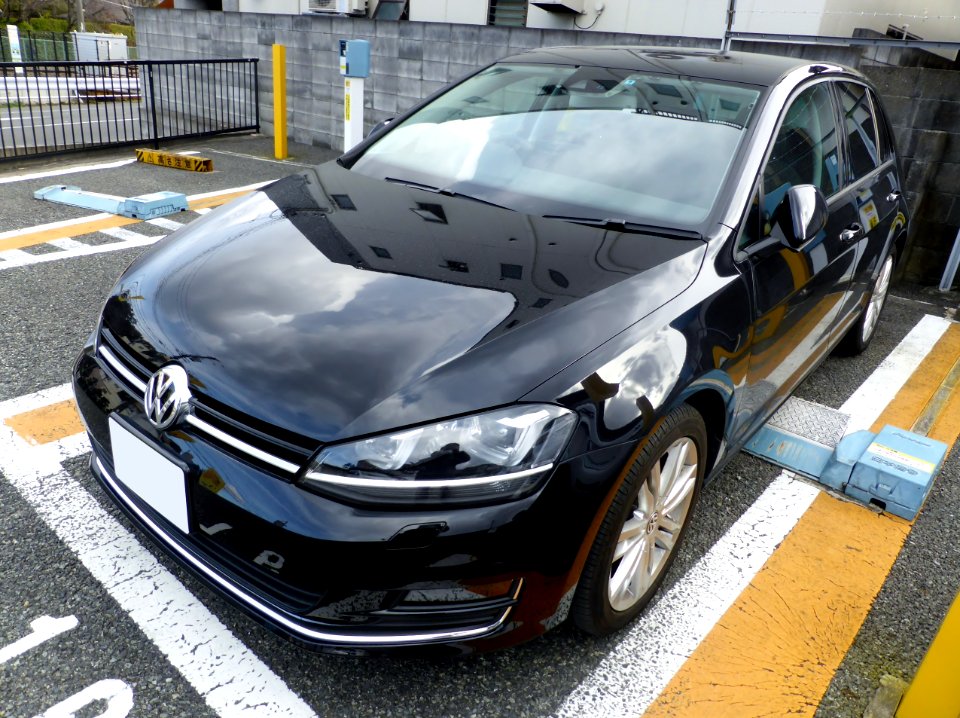 Volkswagen GOLF VII TSI front