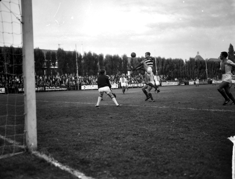 Volewijckers tegen Blauw-Wit Spelmoment opspringend de Blauw-Wit midvoor Kuhlma, Bestanddeelnr 915-4089