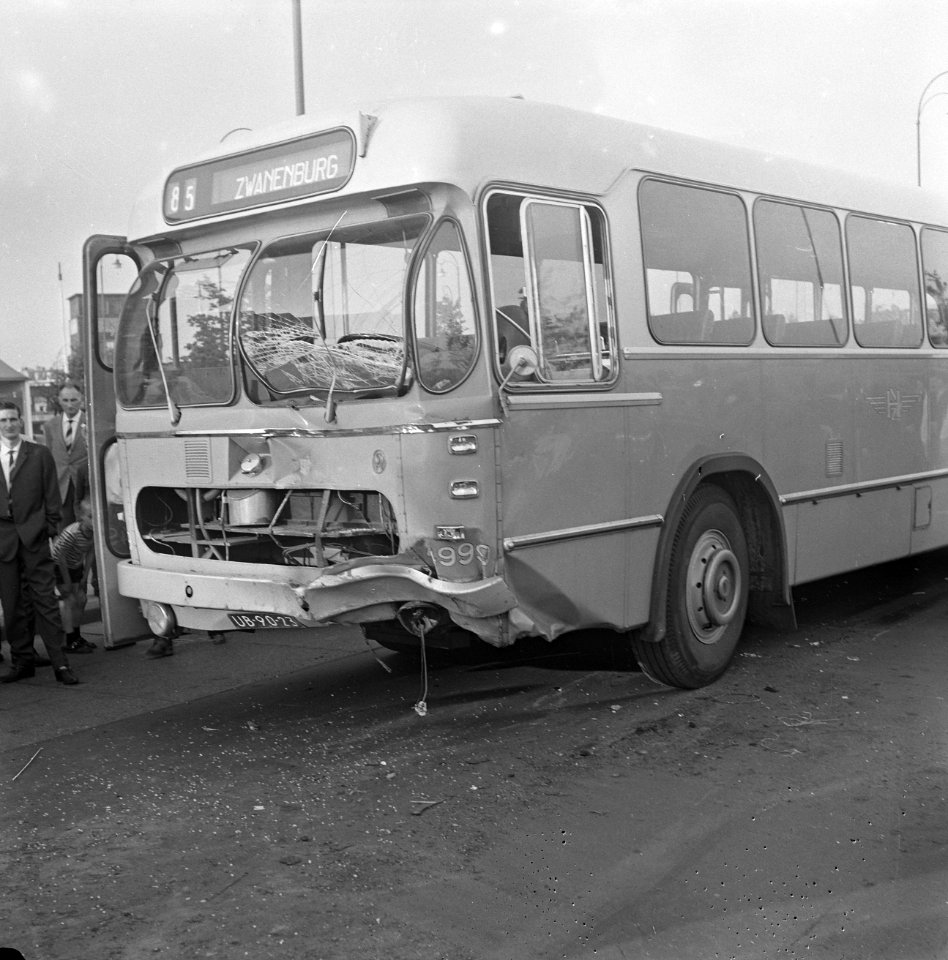Volkswagen onder bus van de NZH op de Jan van Galenstraa te Amsterdam, Bestanddeelnr 915-2368