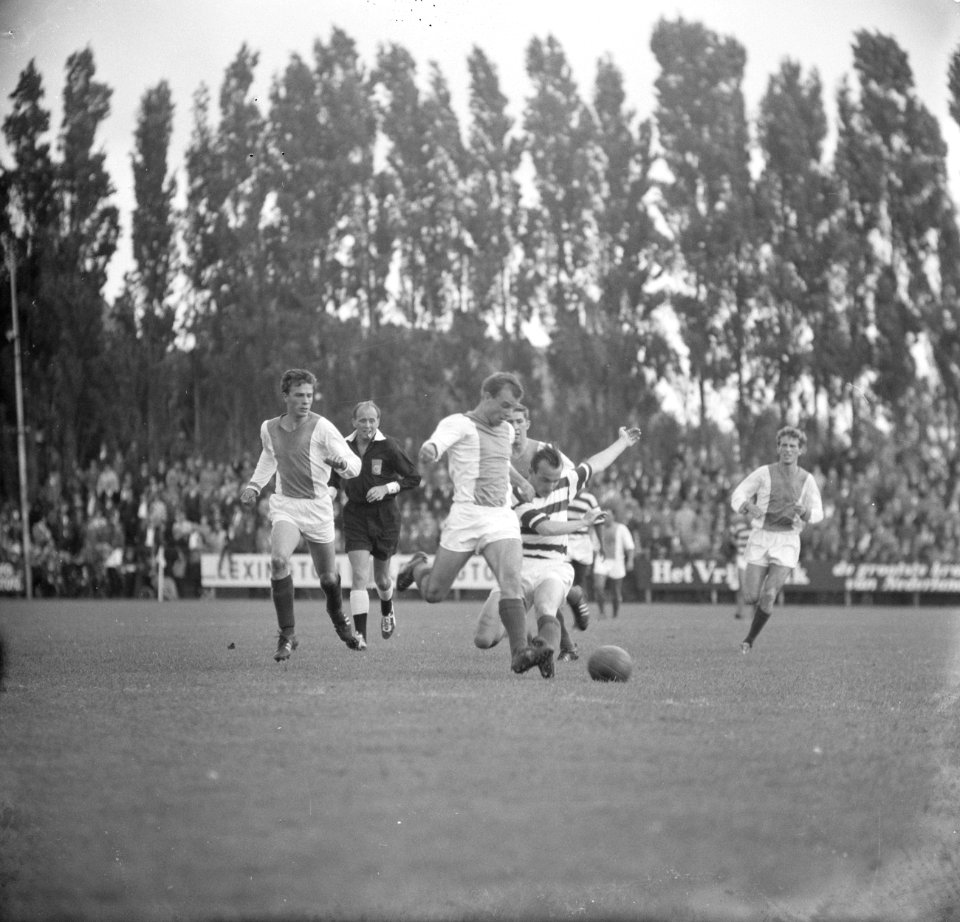 Volewijckers tegen Blauw-Wit 2-1, vlnr Soutekouw, Scheidsrechter Boogaerts ,, Bestanddeelnr 914-3155
