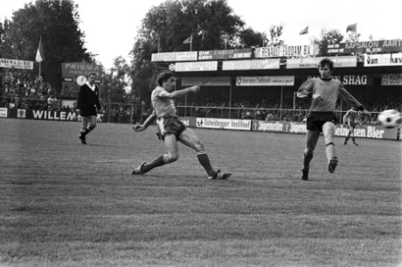 Volendam tegen PSV 0-4, Gerrie Deykers (l) opent score, Bestanddeelnr 929-3430