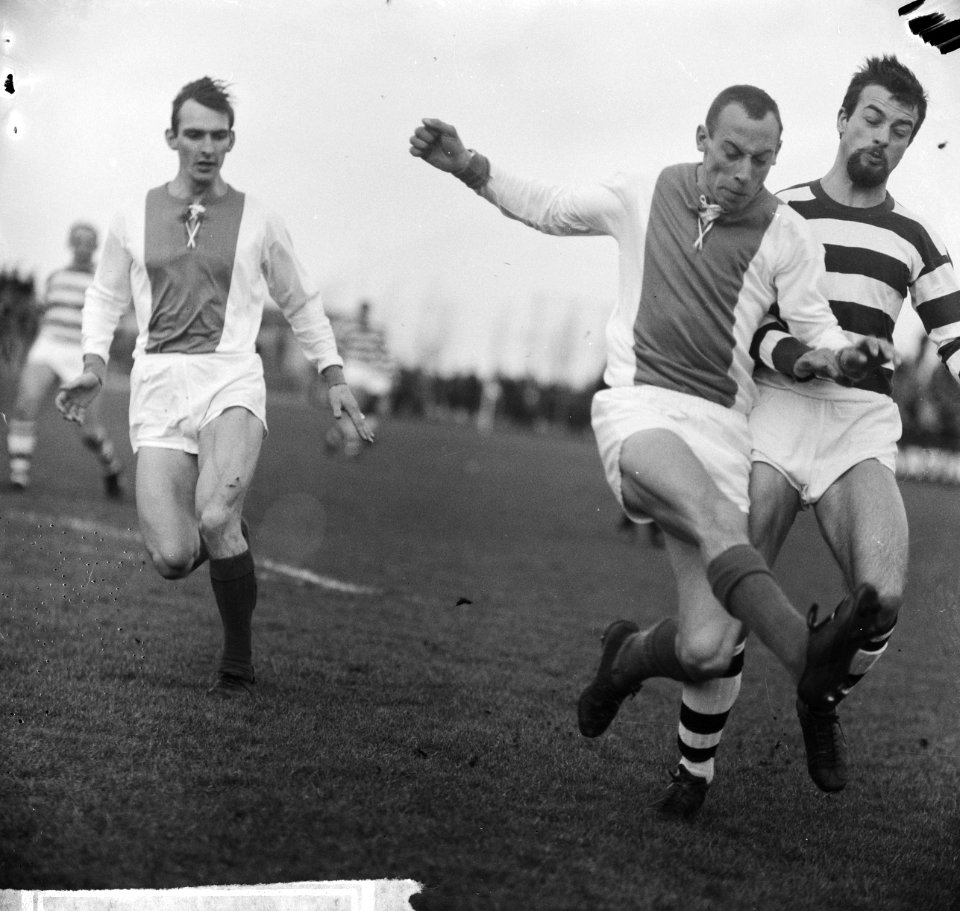 Volewijckers tegen Blauw-Wit 1-1, Dick de Ruiter in duel met Slisser (r) van Bla, Bestanddeelnr 917-3469