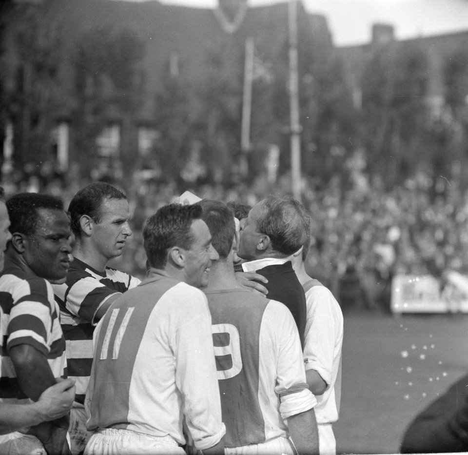 Volewijckers tegen Blauw-Wit 2-1, spelers omringen de scheidsrechter, Bestanddeelnr 914-3158