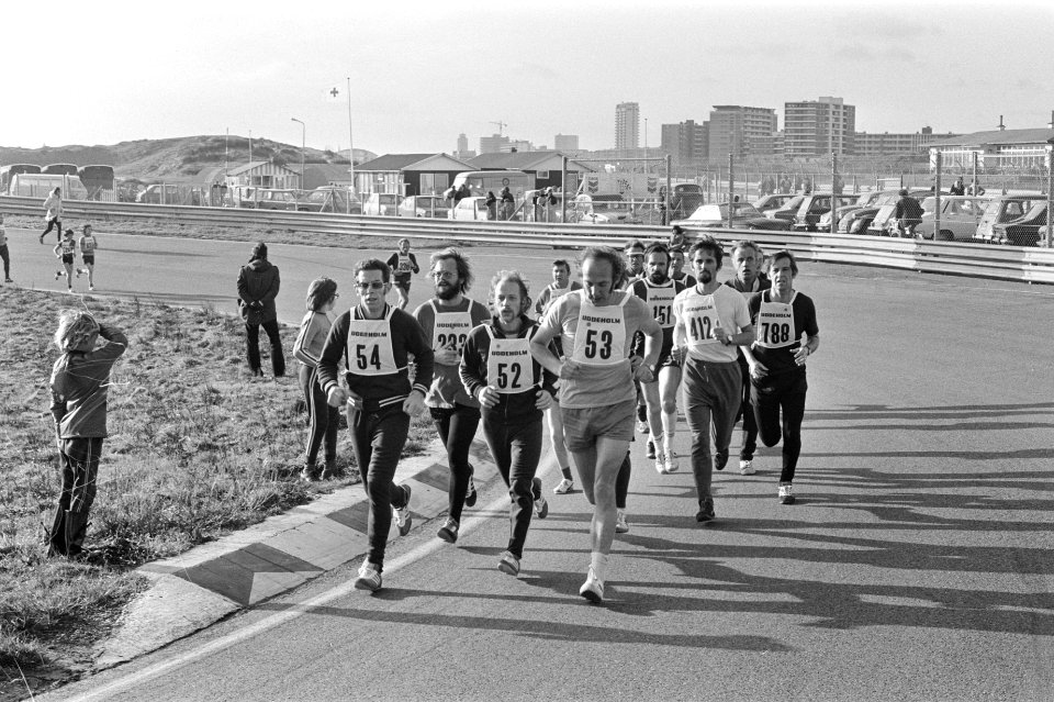 Volksmarathonloop op circuit van Zandvoort overzicht tijdens marathon, Bestanddeelnr 927-5722