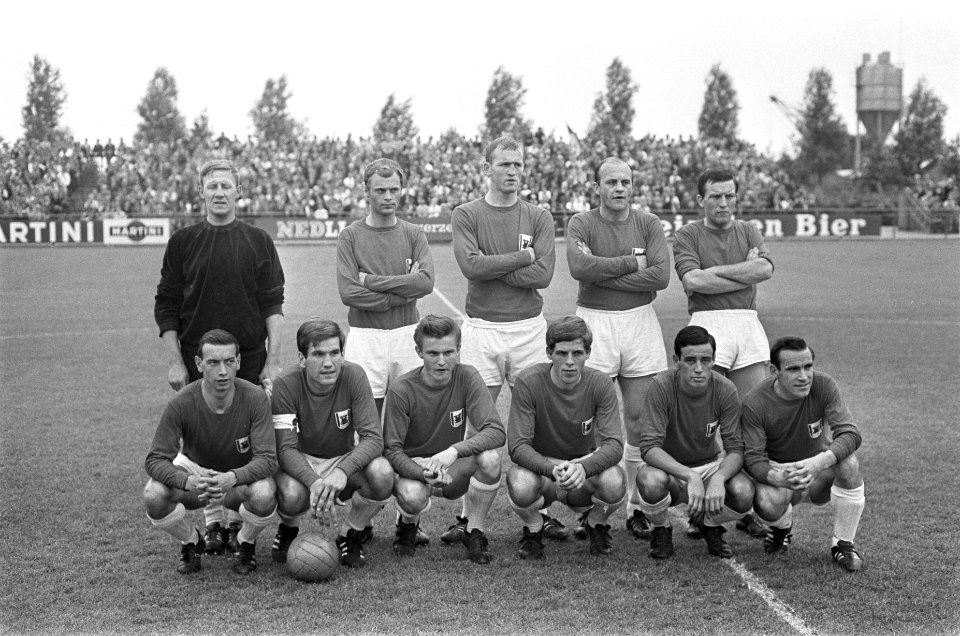Volewijckers tegen AZ 67 1-2. Elftal AZ 67 nummer 11 Scheidsrechter Bus (midden), Bestanddeelnr 921-4383