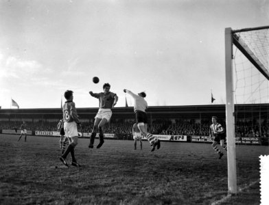 Volendam tegen PSV 1-2, vlnr Bond (Volendam), Smit (Volendam) en Steiger (PS, Bestanddeelnr 910-8636