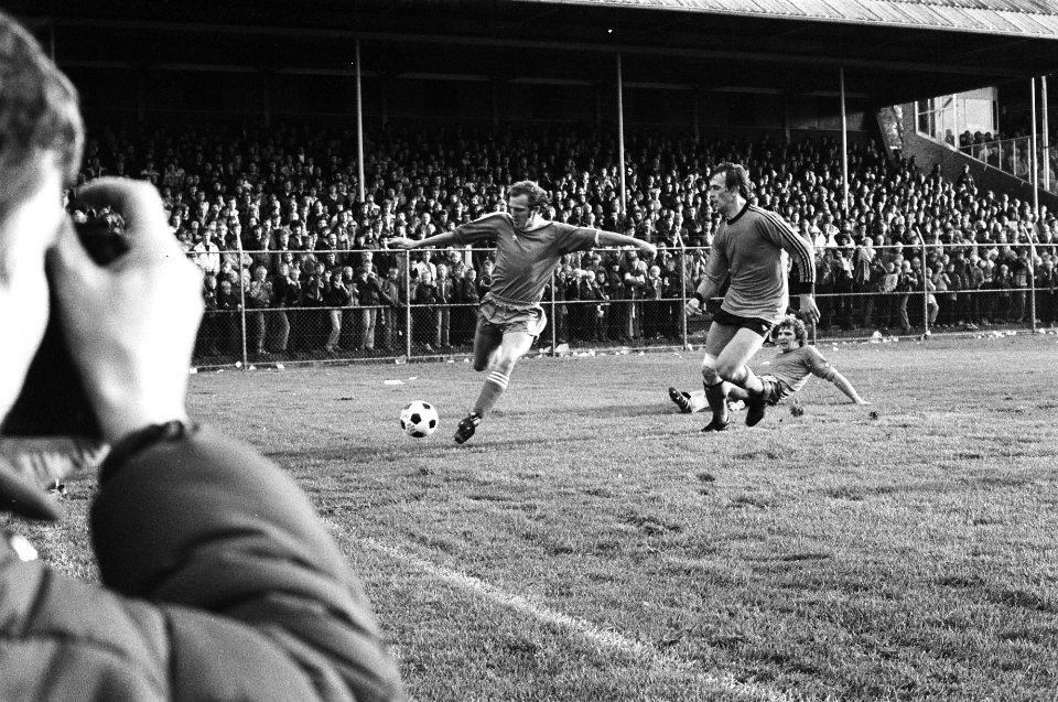 Volendam tegen PSV 1-2, Rene van de Kerkhof (l) in actie, Bestanddeelnr 929-9584