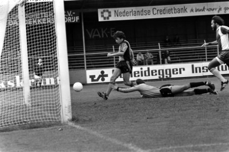 Volendam-spits Stout ontwijkt Noordwijk-doelman Dortmundt, daarmee stand 2-1 v V, Bestanddeelnr 931-0016