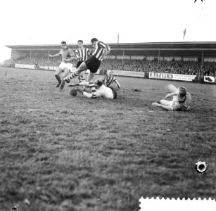 Volendam tegen PSV 1-2, links Wiersma, Stiger (PSV) en Bo (Volendam), Bestanddeelnr 910-8637