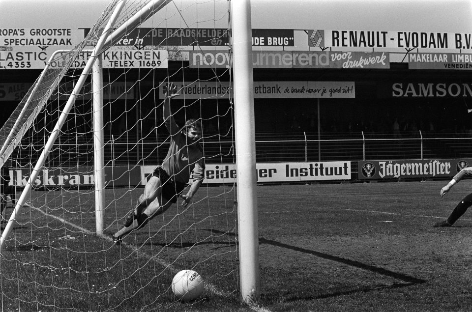 Volendam tegen SC Amersfoort, Cor Zonneveld juicht na het eerste doelpunt, Bestanddeelnr 929-1845