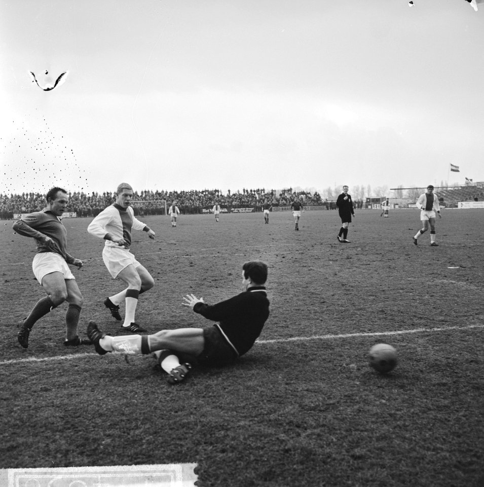 Volewijckers tegen Ajax 4-4, Boogaard (Volewijck ers)passeert keeper Hoogerman, , Bestanddeelnr 917-4836