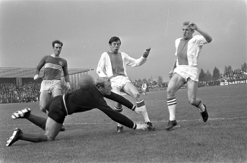 Volewijckers tegen Cambuur 0-0. Engelsma (VW) schiet in, keeper van Heeswijk op , Bestanddeelnr 920-7124