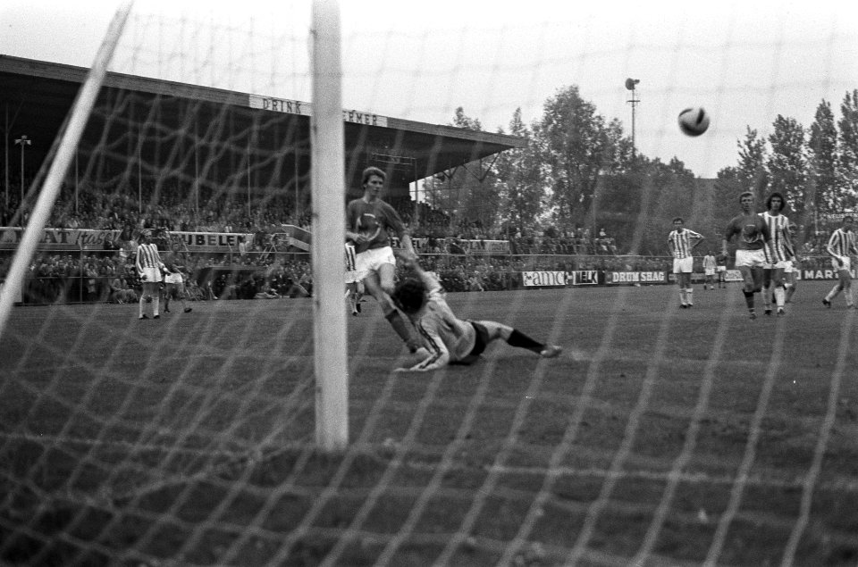 Volendam tegen Wageningen 7-1, Billy Bond scoort vierde doelpunt, Bestanddeelnr 926-4887