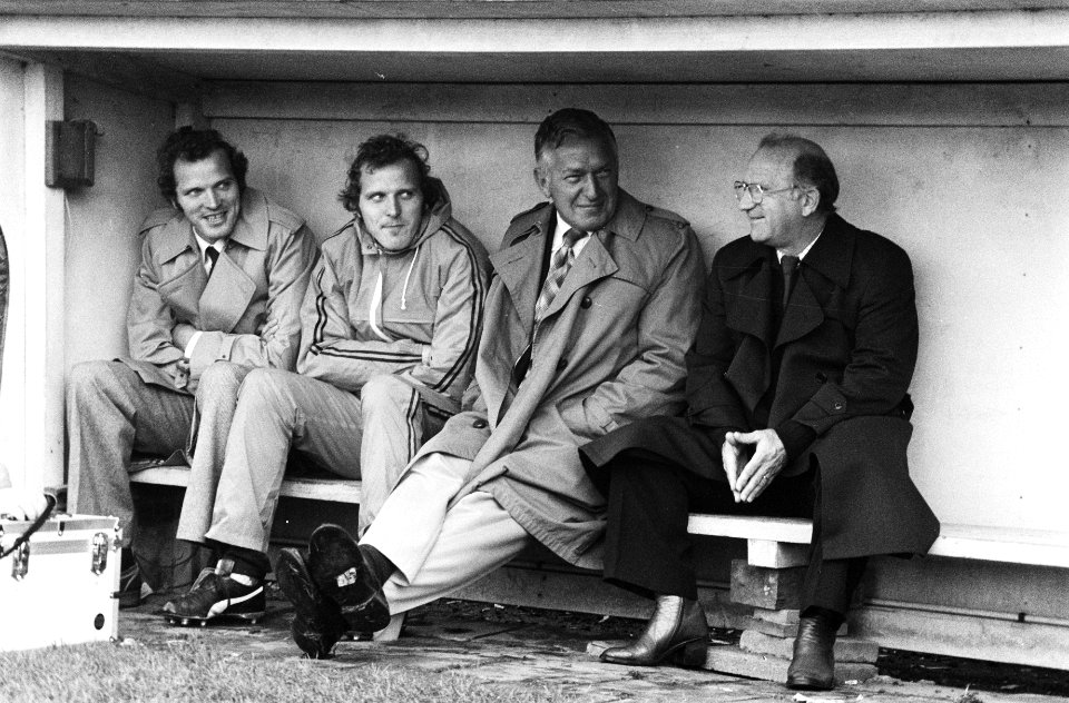 Volendam tegen PSV 1-2, broers Van de Kerkhof en Rijvers in dugout, Bestanddeelnr 929-9586