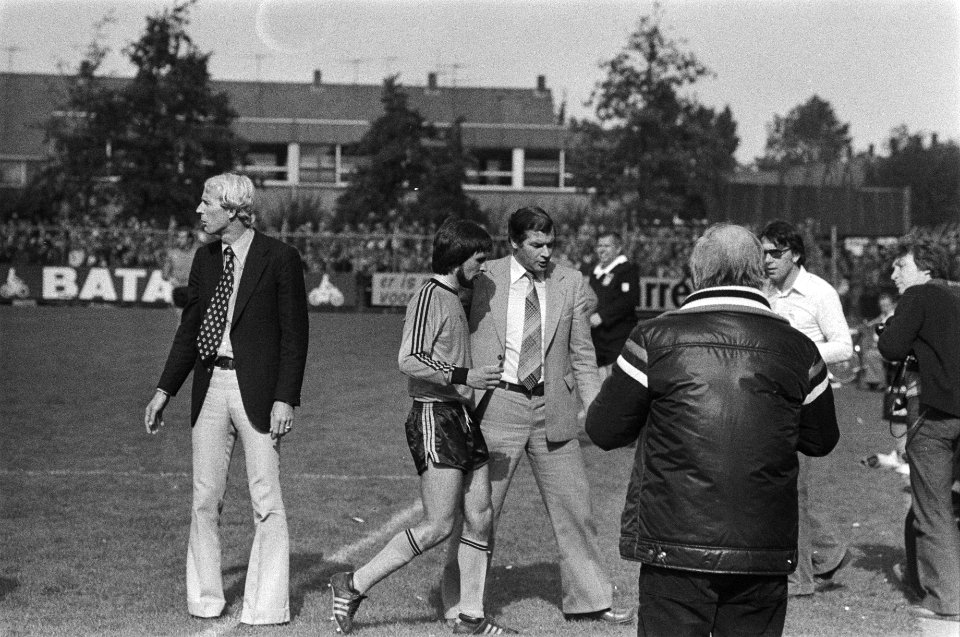 Volendam tegen PSV 0-4, nr 26a Van Jonk wordt van veld gestuurd, Gerrie Deykers, Bestanddeelnr 929-3431