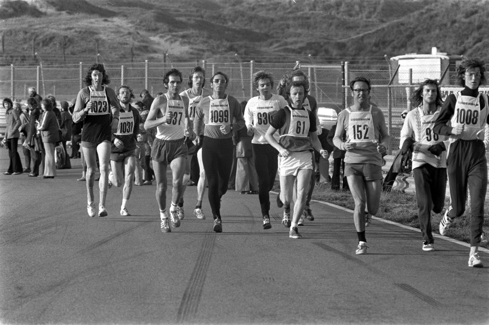 Volksmarathonloop op circuit van Zandvoort overzicht tijdens marathon, Bestanddeelnr 927-5723
