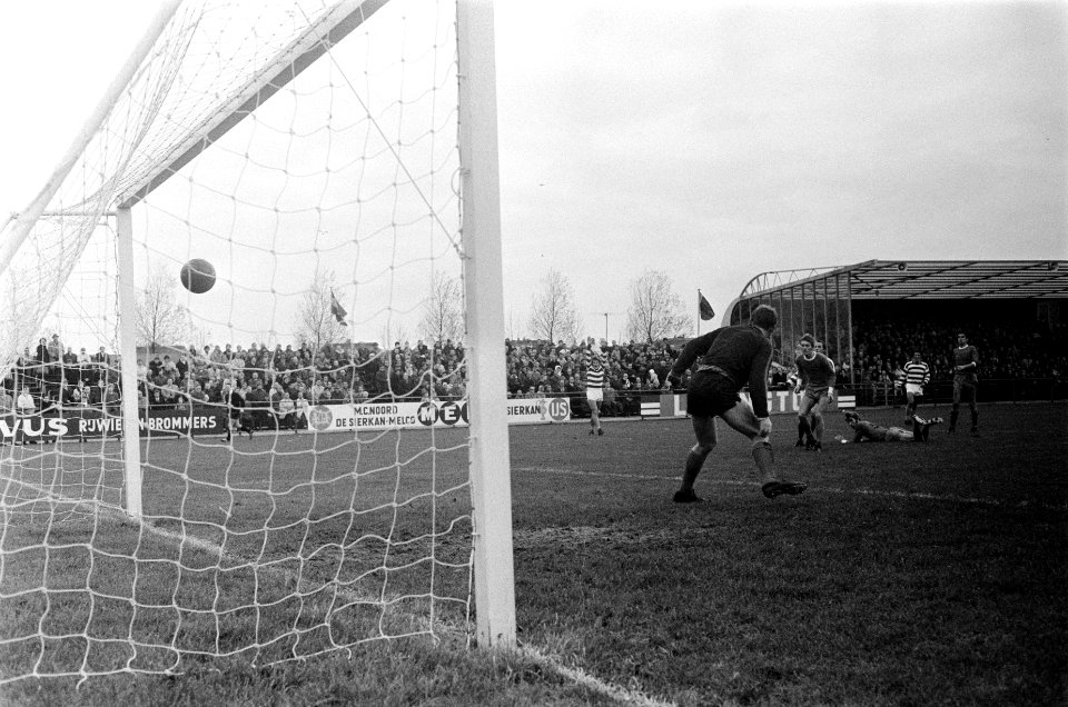 Volewijckers tegen Blauw-Wit 0-4. Keeper Duits (V) aktie, Bestanddeelnr 922-9777