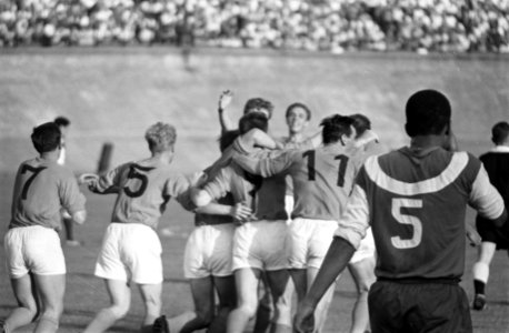 Volewijck tegen Elinckwijk in het Olympisch Stadion in Amsterdam Vreugde bij Vo, Bestanddeelnr 912-6825 photo