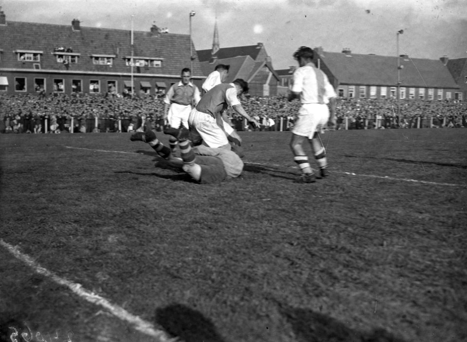 Volewijckers - Ajax 1-0. Ajax-keeper Keizer werpt zich voor aanstormende Volewij, Bestanddeelnr 902-4065