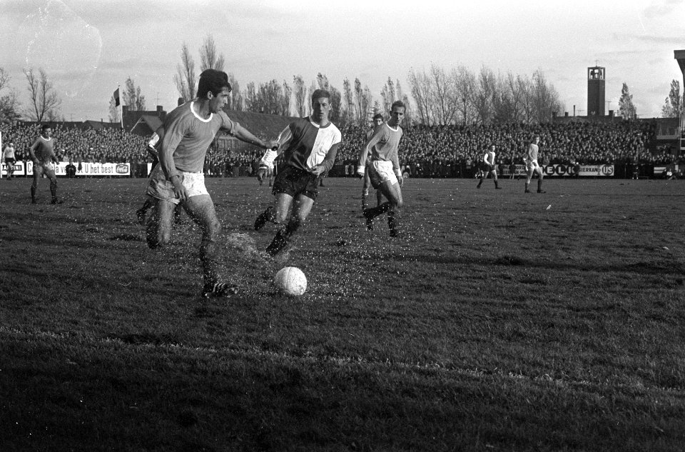 Volendam tegen Feyenoord 1-1. Duel tussen J. Jonk (links) en Liebregts in de pla, Bestanddeelnr 920-8195