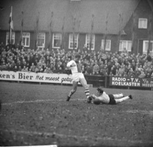 Volewijck tegen Ajax 0-5, Keizer van Ajax komt nog langs Van Hillen en scoort he, Bestanddeelnr 914-5200
