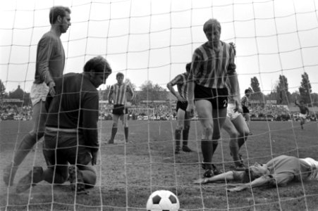 Volendam tegen Fortuna Vlaardingen 3-0 Volendam naar eredivisie eerste doelpun, Bestanddeelnr 923-5436
