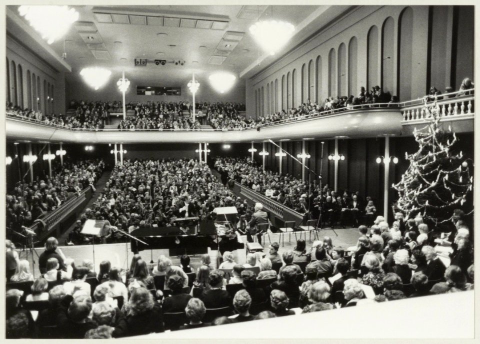 Volkskerstzang in het Concertgebouw. NL-HlmNHA 54011474