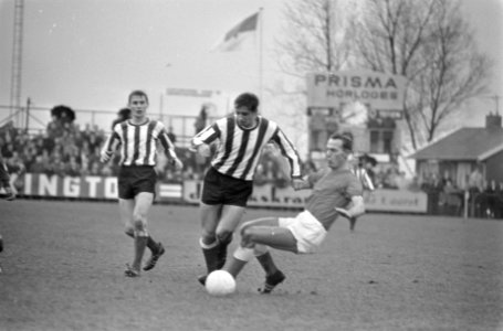 Volendam tegen PSV 2-0, Van der Kuylen (PSV) in duel me Karregat, nummer 5 Schmi, Bestanddeelnr 920-9332