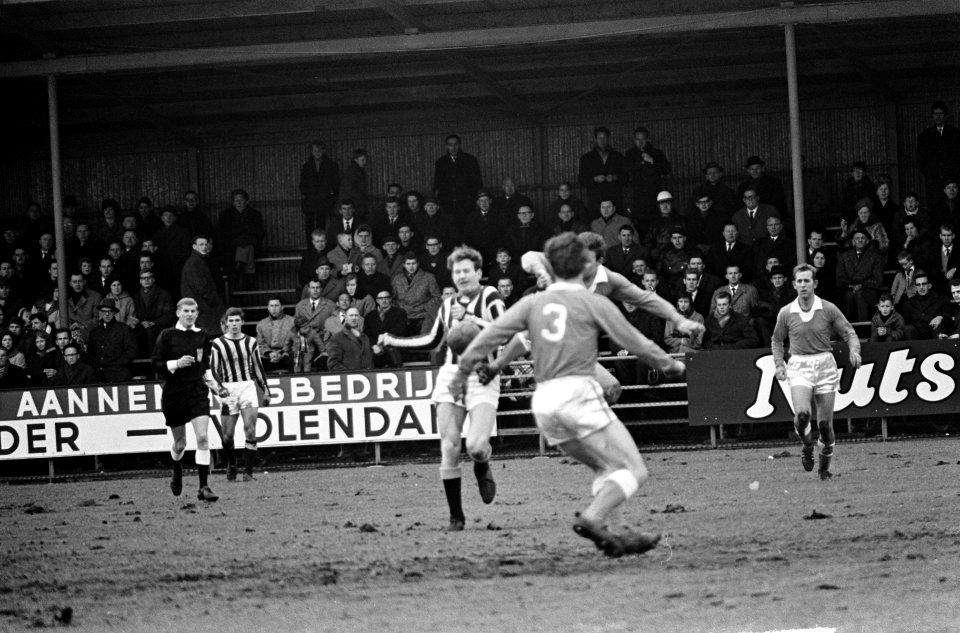 Volendam tegen Velox 1-1, aanval Velox v.l.n.r. Van Maur (Velox), Schilder en ke, Bestanddeelnr 917-5618