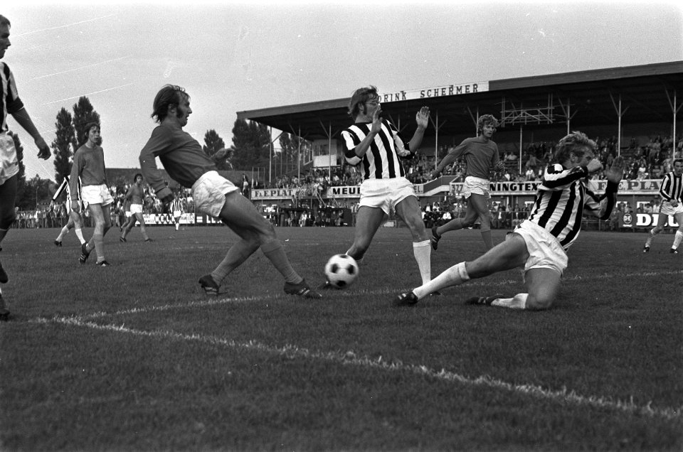 Volendam tegen Heracles 1-2 om KNVB-beker Majoor (links Volendam) in aktie, Bestanddeelnr 923-7570