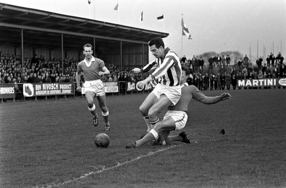 Volendam tegen Willem II 2-3, Schilder (Volendam) in duel met Timmermans ( Wille, Bestanddeelnr 917-6633