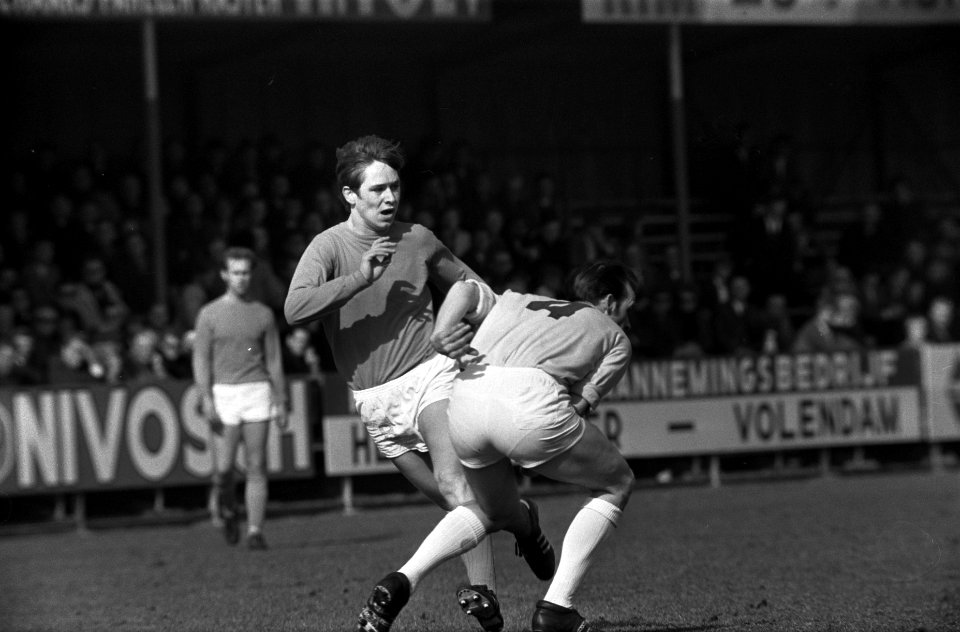 Volendam tegen Veendam 1-1. Wim Kras (rechts) in duel, Bestanddeelnr 923-3739