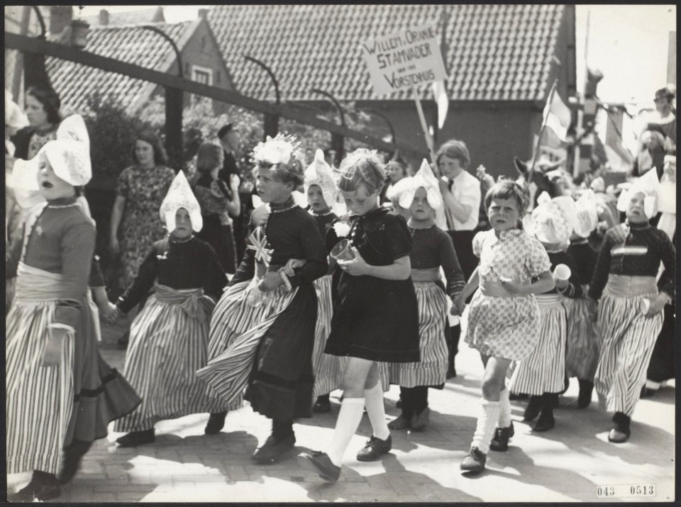 Volendam viert de bevrijding. Kinderoptocht, Bestanddeelnr 043-0513