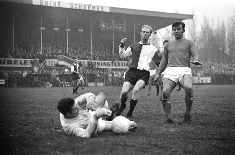 Volendam-Feijenoord 2-5 v.l.n.r. doelman Ruiter, Geels, Jack Jonk, Bestanddeelnr 921-9043