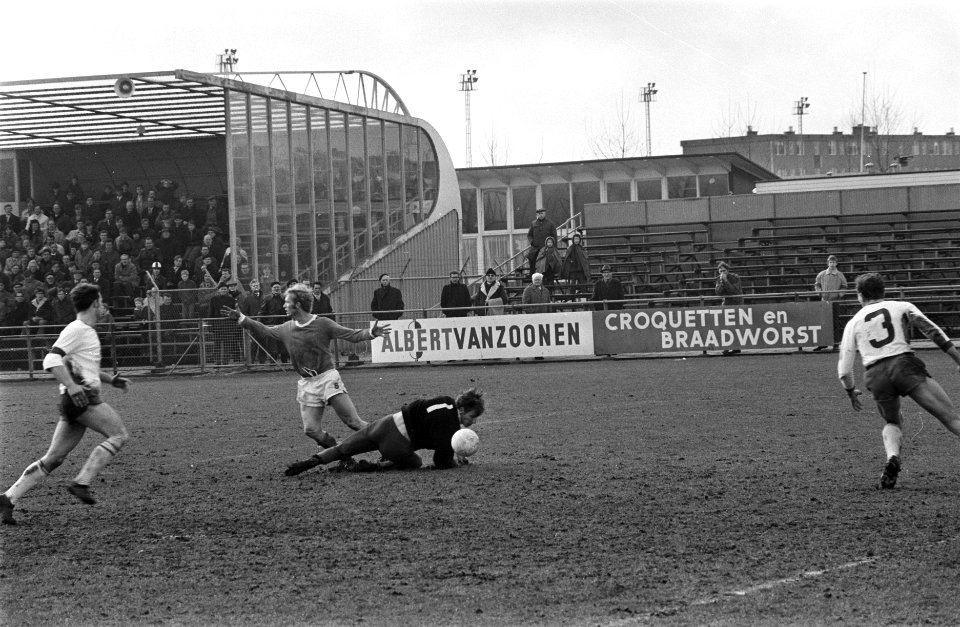 Volewijckers tegen Helmond Sport 2-0. Nummer 11 Stout (witte broek) in aktie, Bestanddeelnr 923-3962