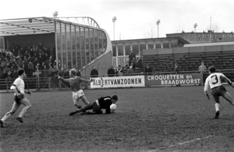 Volewijckers tegen Helmond Sport 2-0. Nummer 11 Stout (witte broek) in aktie, Bestanddeelnr 923-3962