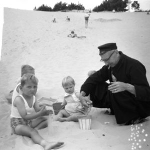Volendammer met kinderen op het strand, Bestanddeelnr 918-0711