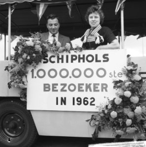 Volendamse 1.000.000 bezoekster op Schiphol, Bestanddeelnr 914-2248