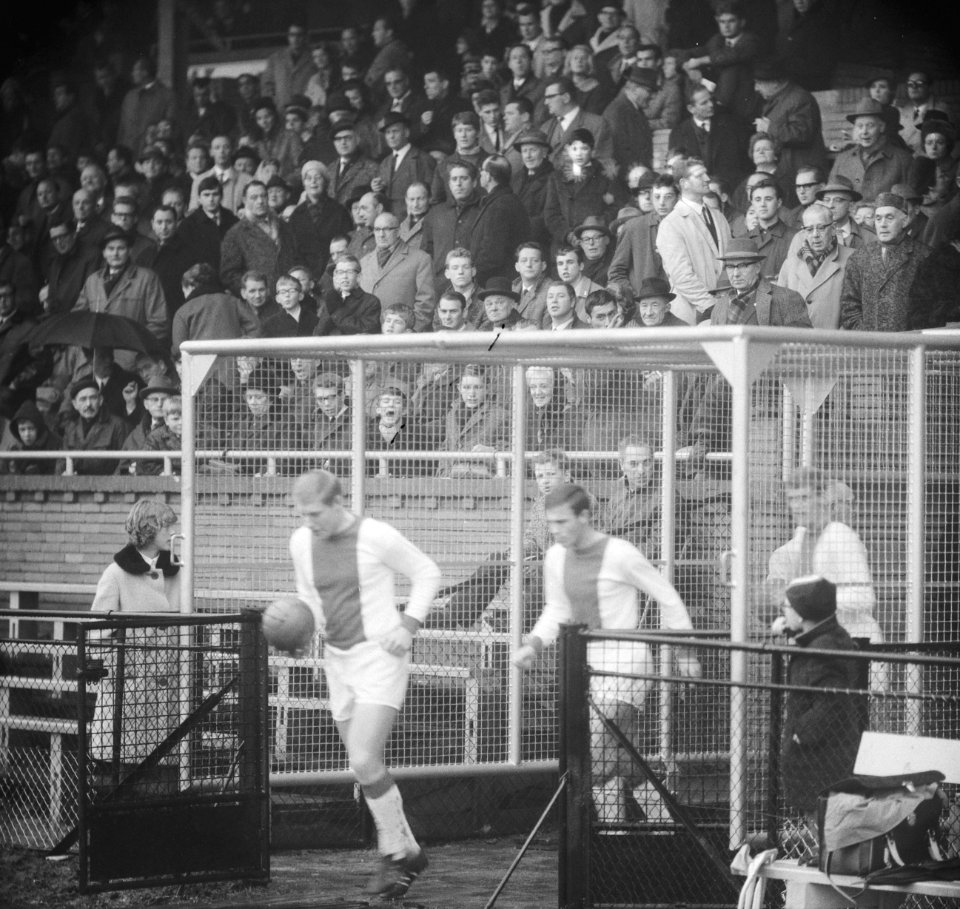 Voetbalwedstrijd Ajax tegen GVAV te Amsterdam 5-1 voetballers Pronk, Zuurbier …, Bestanddeelnr 918-5271