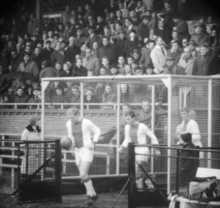 Voetbalwedstrijd Ajax tegen GVAV te Amsterdam 5-1 voetballers Pronk, Zuurbier …, Bestanddeelnr 918-5271