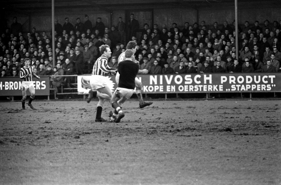 Volendam tegen Velox 1-1, aanval Velox v.l.n.r. Van Maur (Velox), Schilder en ke, Bestanddeelnr 917-5619