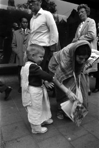 Volgelinge van Krishna loopt met kind in Kalverstraat Amsterdam, Bestanddeelnr 924-9345