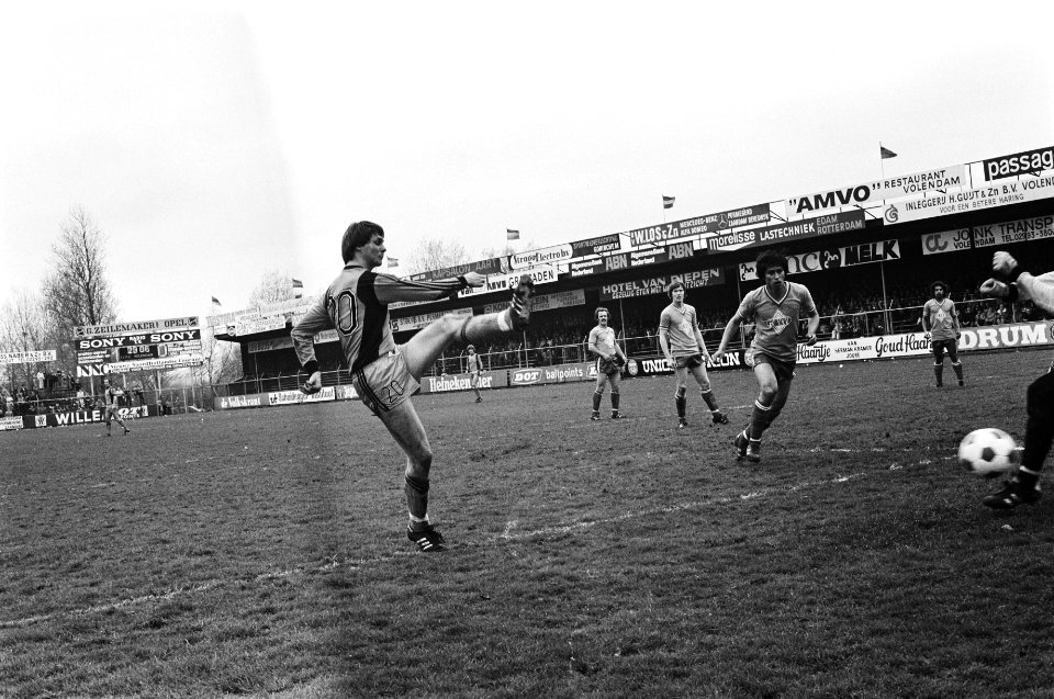 Volendam tegen VVV 4-0 Jan Plat scoort 2-0, Bestanddeelnr 930-2397