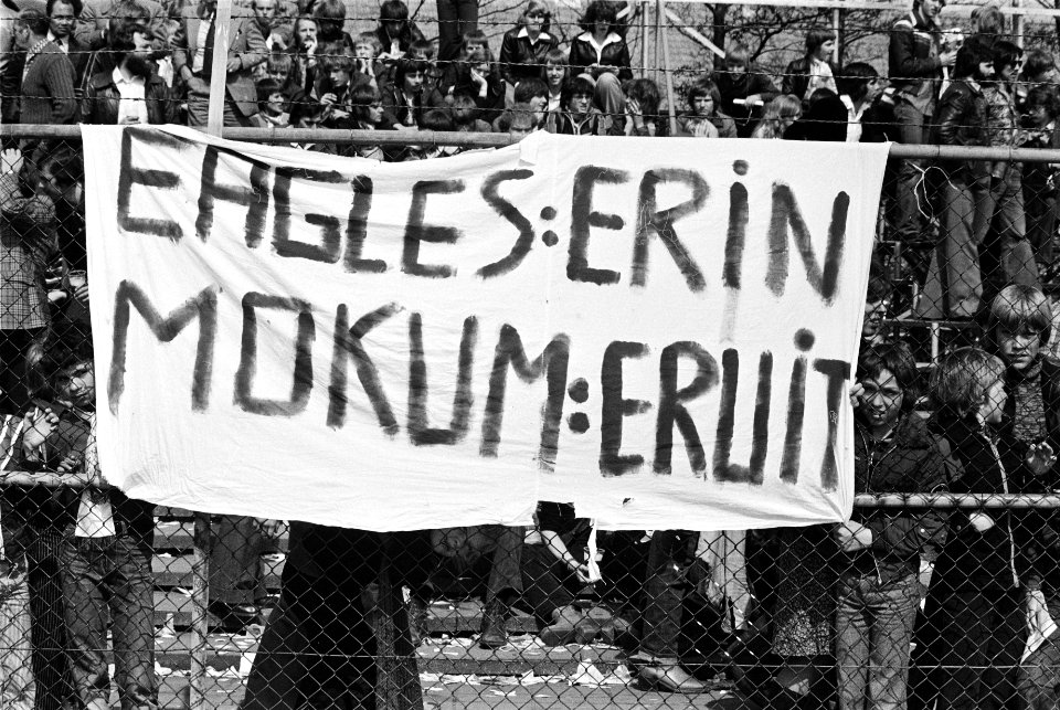 Volendam tegen Go Ahead 1-0, spandoek Go Ahead spelers met tekst Eagles erin, Mo, Bestanddeelnr 929-6844