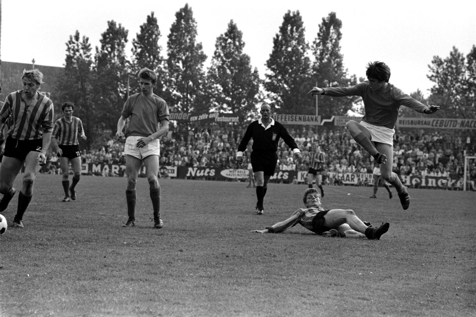 Volendam tegen Fortuna Vlaardingen 3-0 Volendam naar eredivisie spelmoment, Bestanddeelnr 923-5441