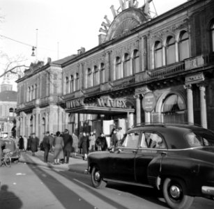 Voetgangers en auto's voor het gebouw van restaurant Wivex, Bestanddeelnr 252-9133 photo