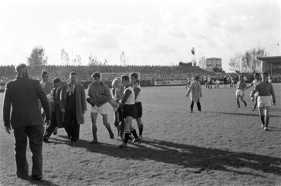 Volendam tegen Feyenoord 1-1, Tol wordt van het veld gedragen, Bestanddeelnr 910-7704