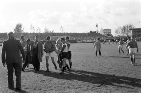 Volendam tegen Feyenoord 1-1, Tol wordt van het veld gedragen, Bestanddeelnr 910-7704