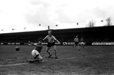 Volendam tegen Sparta 2-1 Pelk van Volendam in duel met Terhorst van Sparta, Bestanddeelnr 915-1782